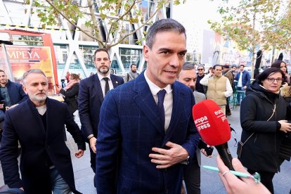 El presidente del Gobierno de España, Pedro Sánchez, comparece ante los medios en la capilla ardiente de Concha Velasco en el Teatro La Latina de Madrid. -ICAL