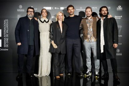 Foto de familia antes del preestreno de los primeros capítulos de la serie 'Memento Mori'. / ICAL
