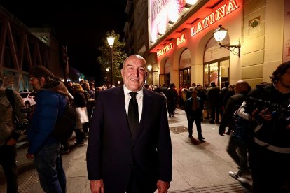 El alcalde de Valladolid, Jesús Julio Carnero, en la capilla ardiente de Concha Velasco en el Teatro La Latina de Madrid. -ICAL