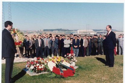 Multitud de personas acudieron a San Benito a despedir a los bomberos fallecidos en la discoteca Siete Siete José Luis Vidal Arias y Juan Carlos Matarranz. | ARCHIVO MUNICIPAL