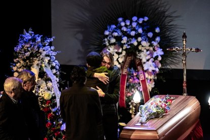 Familiares, amigos, compañeros, artistas, políticos y ciudadanos despiden a Concha Velasco en el Teatro La Latina. -EP