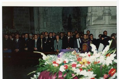 Multitud de personas acudieron a despedir a los bomberos fallecidos en la discoteca Siete Siete José Luis Vidal Arias y Juan Carlos Matarranz. La corporación municipal asistió también y todo el cuerpo de bomberos. | ARCHIVO MUNICIPAL