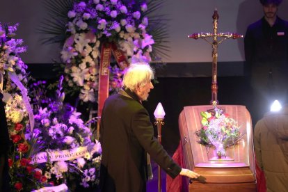 El actor José Sacristan asiste a la capilla ardiente de Concha Velasco en el Teatro La Latina de Madrid. -ICAL