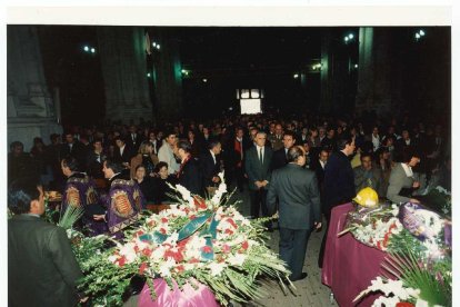 Multitud de personas acudieron a despedir a los bomberos fallecidos en la discoteca Siete Siete José Luis Vidal Arias y Juan Carlos Matarranz. La corporación municipal asistió también y todo el cuerpo de bomberos. | ARCHIVO MUNICIPAL