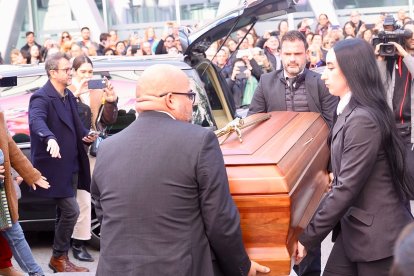 Llegada del féretro a la capilla ardiente de Concha Velasco en el Teatro La Latina de Madrid. -ICAL