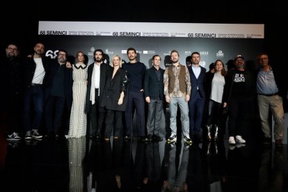 Foto de familia antes del preestreno de los primeros capítulos de la serie 'Memento Mori'. / ICAL