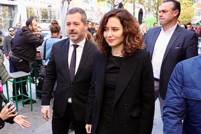 La presidenta de la Comunidad de Madrid, Isabel Díaz Ayuso, asiste a la capilla ardiente de Concha Velasco en el Teatro La Latina de Madrid. -ICAL