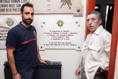 Los bomberos Jaime VIdal (hijo del sargento que murió en el incendio del Siete Siete en el 96) y Jesús González esta semana junto a una placa conmemorativa en el parque de bomberos de Mieses. PHOTOGENIC
