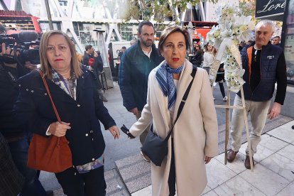 La ministra de Defensa, Margarita Robles, asiste a la capilla ardiente de Concha Velasco en el Teatro La Latina de Madrid. -ICAL