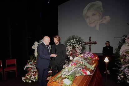 El alcalde de Valladolid, Jesús Julio Carnero, y el hijo de Concha Velasco, en la capilla ardiente de la actriz vallisoletana en el Teatro La Latina de Madrid. -ICAL