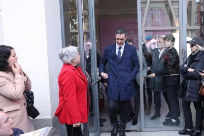 El presidente del Gobierno de España, Pedro Sánchez, en la capilla ardiente de Concha Velasco en el Teatro La Latina de Madrid. -ICAL