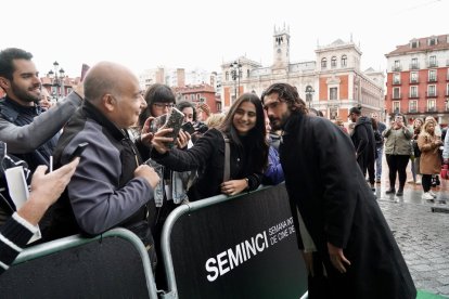Yon González se fotografía con una mujer antes del preestreno de los primeros capítulos de la serie 'Memento Mori'. / ICAL