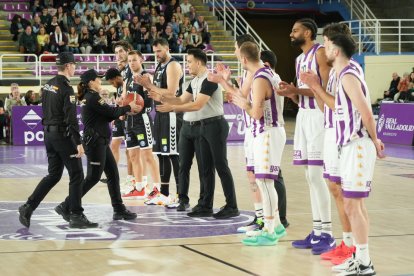 Homenaje a la Policía antes del duelo / LOSTAU