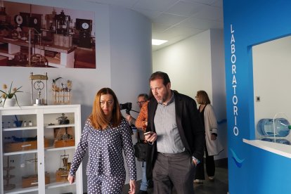 La delegada del Gobierno en Castilla y León, Virginia Barcones y el alcalde de Valladolid, Óscar Puente, presentan el proyecto de recuperación y mejora de la calle Canal. - ICAL