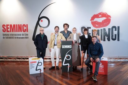 El director de la película inaugural de la Seminci 'No mires a los ojos', Félix Viscarret, junto al escritor Juan José Millás y los actores María Romanillos, Susana Abaitua, Àlex Brendemühl, Leonor Watling y Paco León. Ical