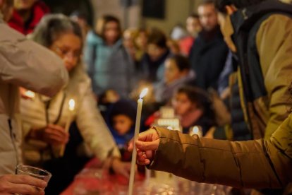 El Día de las Velitas se celebró en el entorno la iglesia de San Martín.  - LOSTAU