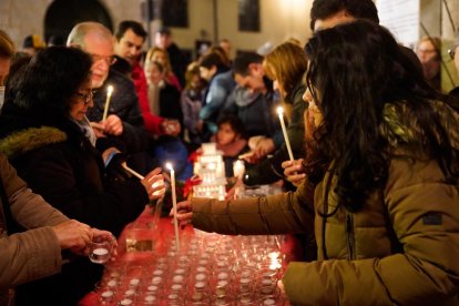 El Día de las Velitas se celebró en el entorno la iglesia de San Martín.  - LOSTAU