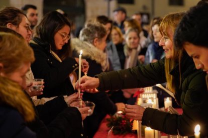 El Día de las Velitas se celebró en el entorno la iglesia de San Martín.  - LOSTAU