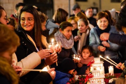 El Día de las Velitas se celebró en el entorno la iglesia de San Martín.  - LOSTAU