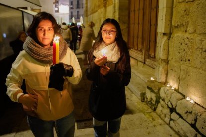 El Día de las Velitas se celebró en el entorno la iglesia de San Martín.  - LOSTAU