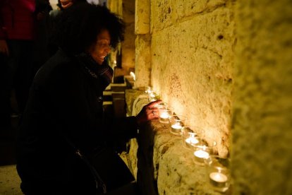 El Día de las Velitas se celebró en el entorno la iglesia de San Martín.  - LOSTAU