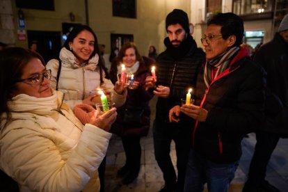 El Día de las Velitas se celebró en el entorno la iglesia de San Martín.  - LOSTAU