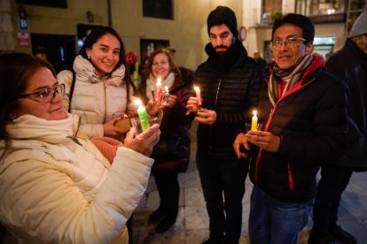 El Día de las Velitas se celebró en el entorno la iglesia de San Martín.  - LOSTAU