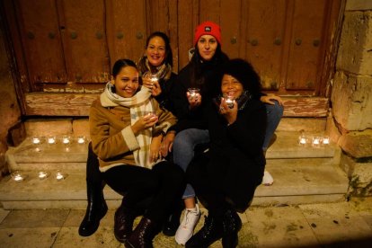 El Día de las Velitas se celebró en el entorno la iglesia de San Martín.  - LOSTAU