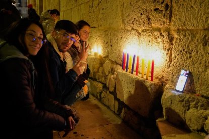 El Día de las Velitas se celebró en el entorno la iglesia de San Martín.  - LOSTAU