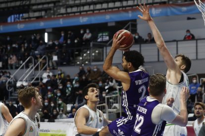 Tau Castelló - UEMC Real Valladolid Baloncesto. / LOF