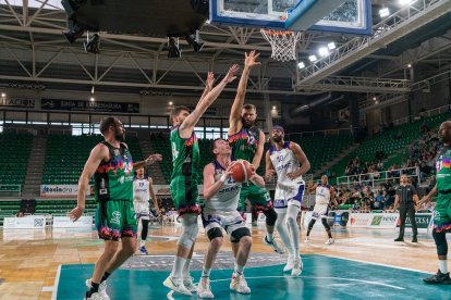 Sergio de la Fuente rodeado por tres jugadores del Cáceres. / LOF