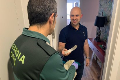 La Guardia Civil reparte las mascarillas fabricadas con las impresoras 3D de la Renault