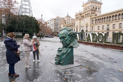 Réplica del galardón de los premios Goya en la plaza Zorrilla de Valladolid. -ICAL
