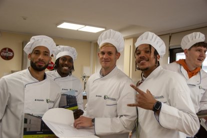 Torres, Gantt, Kovacevic, Pantzar y Kuiper, vestidos de cocineros. / RVB