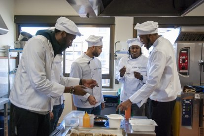 Uno de los equipos de 'Basketchef' antes de preparar uno de los platos. / RVB