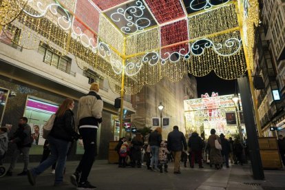 Iluminación de Navidad en el centro de Valladolid. -PHOTOGENIC