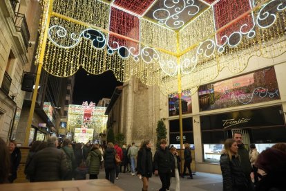 Iluminación de Navidad en el centro de Valladolid. -PHOTOGENIC
