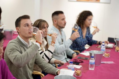 La primera cata de vino diseñado por inteligencia artificial promovida por la UEMC y celebrada en la Oficina de Turismo de Valladolid - PHOTOGENIC