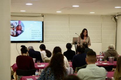 La primera cata de vino diseñado por inteligencia artificial promovida por la UEMC y celebrada en la Oficina de Turismo de Valladolid - PHOTOGENIC