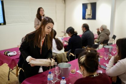 La primera cata de vino diseñado por inteligencia artificial promovida por la UEMC y celebrada en la Oficina de Turismo de Valladolid - PHOTOGENIC