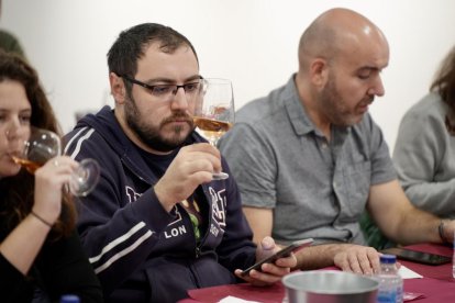 La primera cata de vino diseñado por inteligencia artificial promovida por la UEMC y celebrada en la Oficina de Turismo de Valladolid - PHOTOGENIC
