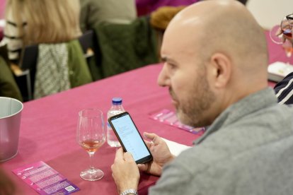 La primera cata de vino diseñado por inteligencia artificial promovida por la UEMC y celebrada en la Oficina de Turismo de Valladolid - PHOTOGENIC