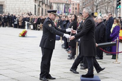 Izado de la bandera por el 200 aniversario de la Policía Nacional.- ICAL