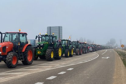 Una treintena de tractores entrando a Valladolid por el Camino Viejo de Simancas.-E. M.