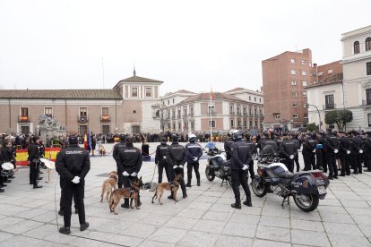 Izado de la bandera por el 200 aniversario de la Policía Nacional.- ICAL