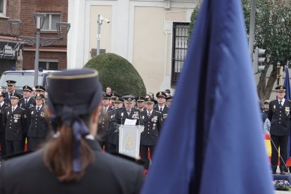 Izado de la bandera por el 200 aniversario de la Policía Nacional.- ICAL
