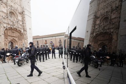 Izado de la bandera por el 200 aniversario de la Policía Nacional.- ICAL