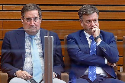 EL AMBIENTE Pedro Viñarás y Francisco Vázquez, en la tribuna./ J.M.LOSTAU