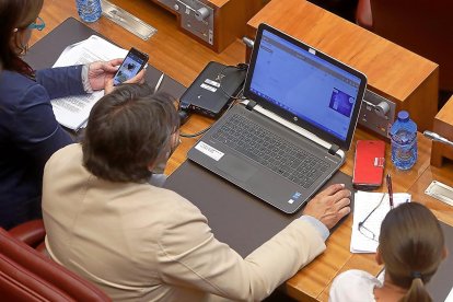 EL AMBIENTE Un procurador, con el ordenador portátil. / J.M.LOSTAU