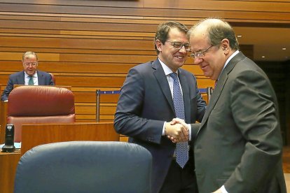 EL AMBIENTE Mañueco felicita a Herrera. / J.M. LOSTAU